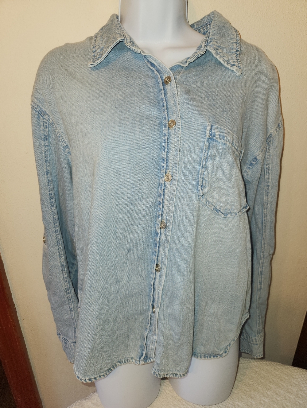 Kut from the kloth relaxed denim shirt Size Small, light blue